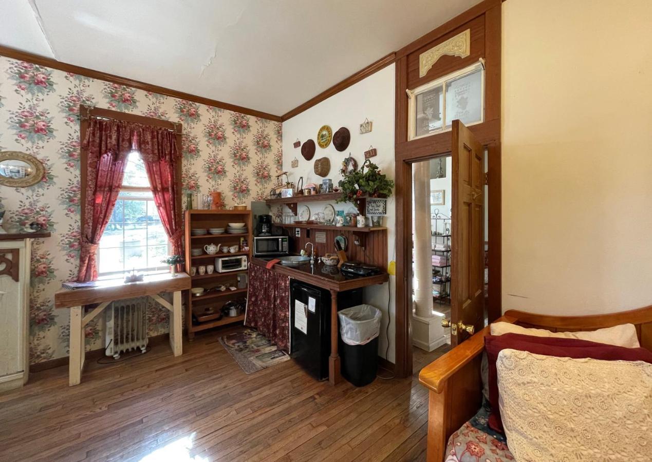The Victorian Cottage At Creekside Camp & Cabins Marble Falls Exterior foto