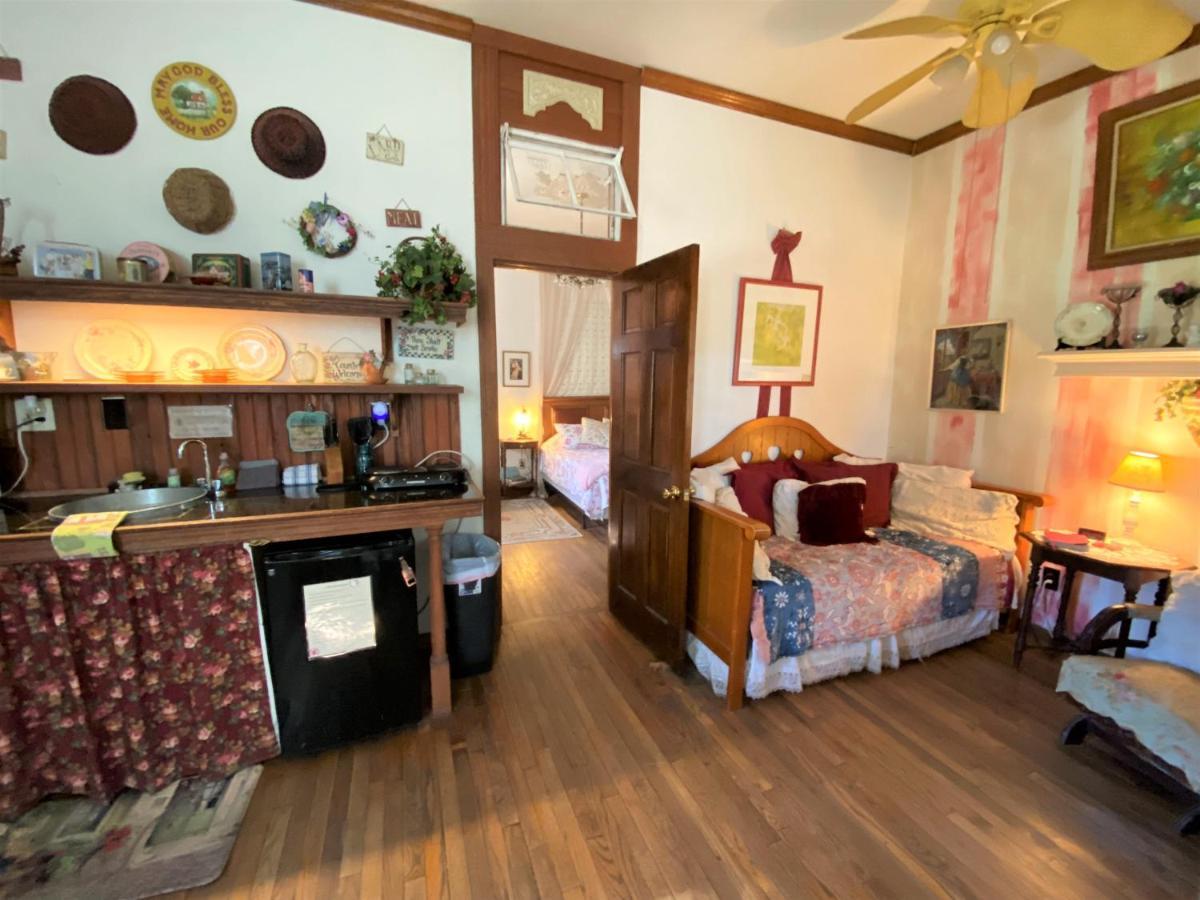 The Victorian Cottage At Creekside Camp & Cabins Marble Falls Exterior foto